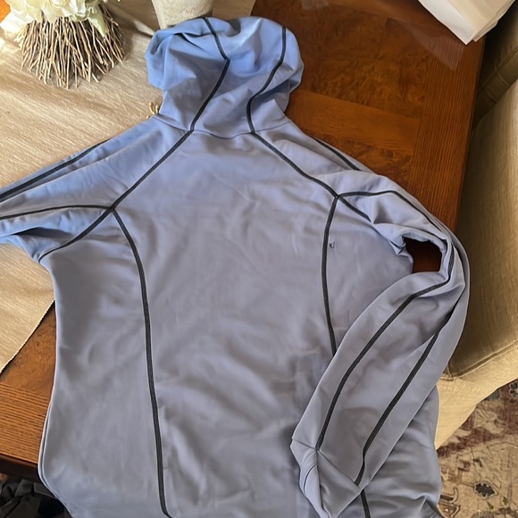 Athleta woman’s sweatshirt / work out top, size L with enclosed hand warmer! - Picture 4 of 6